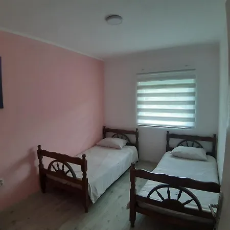 Ris Kuca Za Odmor Holiday home *